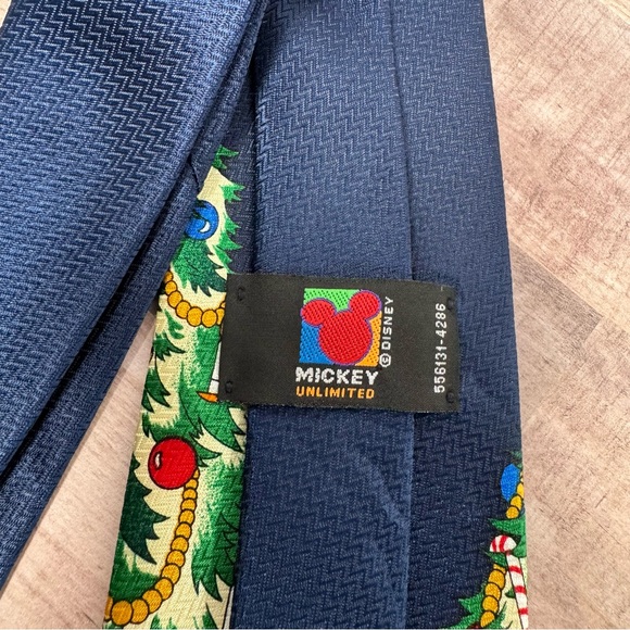 Vintage Disney Mickey Mouse and Goofy Christmas Neck Tie / Disney Mickey Unlmtd. - Picture 4 of 10